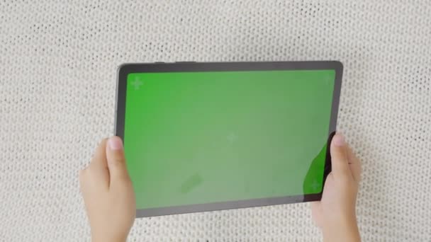 Criança Inclinando Para Esquerda Para Direita Tablet Com Tela Verde — Vídeo de Stock
