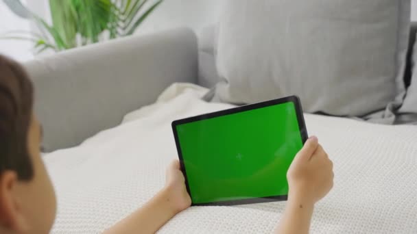 Dziecko Przechylające Się Lewo Prawo Tablet Zielonym Ekranem Widok Boku — Wideo stockowe