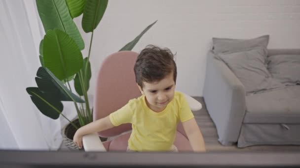 Szczęśliwy Maluch Siedzący Krześle Przed Komputerowym Laptopem Oglądającym Kreskówki Przygotowujący — Wideo stockowe