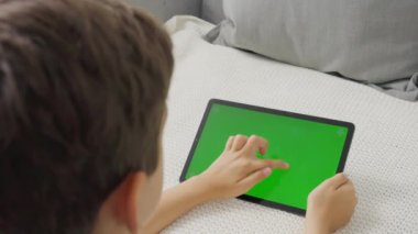 Yeşil ekranlı Tablet Kullanan Çocuk ve çevrimiçi internet okuma krom anahtarı kapat