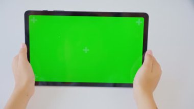 Çocuğun elini tut ve yatay yeşil ekranla tablet bilgisayara vur. Model. 