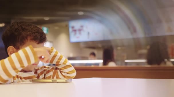 Cute Młody Chłopiec Patrząc Telefon Oglądanie Kreskówek Grając Gry — Wideo stockowe