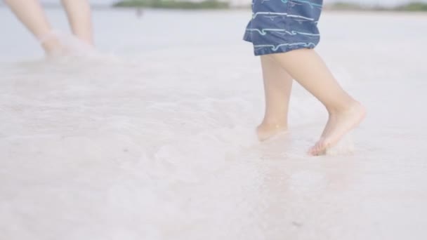 Zamknij Zabawny Dzieciak Nogi Działa Plusk Oceanie Fale Uczucie Pozytywnych — Wideo stockowe