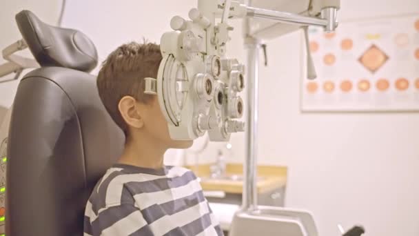 Små Pojkar Ögonundersökning Optiker Ögonläkare Med Hjälp Phoropter Närbild Doktor — Stockvideo