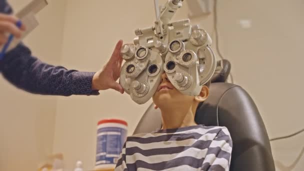 Exame Ocular Meninos Oftalmologista Optometrista Usando Phoropter Close Médico Mãos — Vídeo de Stock