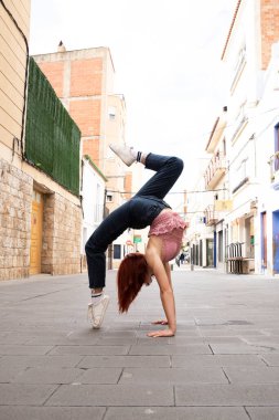 Sporcu amuda kalkar ve ayrılır. Spor, jimnastik ve dans. Sokak sporu.