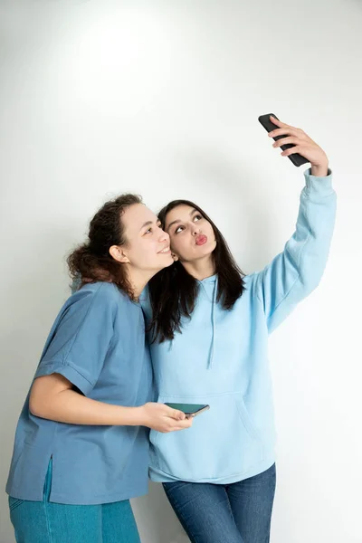 Dziewczyny Robią Sobie Selfie Modele Pozowanie Aparatu Telefonicznego Miejsce Tekst — Zdjęcie stockowe