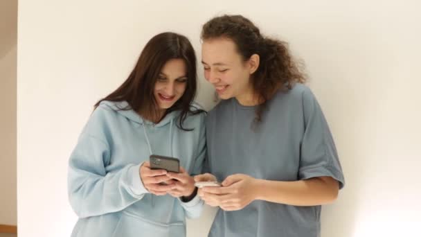 Modellen Met Telefoons Hun Handen Meisjes Glimlachen Sms Aan Telefoon — Stockvideo