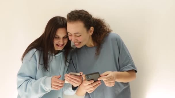Kız Arkadaşlar Birbirlerine Telefondaki Verileri Gösteriyorlar Kızlar Internetten Bir Cihaz — Stok video