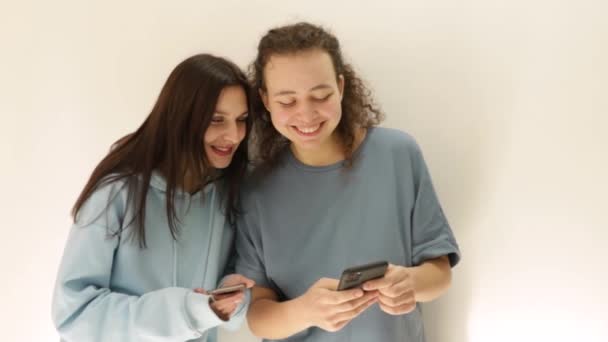 Las Chicas Felices Revisan Las Redes Sociales Mientras Sostienen Teléfono — Vídeo de stock