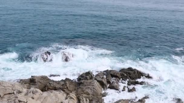 Bølgene Bryter Mot Klippene Havet Været Spania – stockvideo