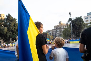 İspanya 'da Barselona' da bayrak taşıyan Ukrayna, Plaza Catalunya 24.08.2024 