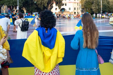 İspanya 'da Barcelona' daki Plaza Catalunya 24.08.2024 bayrağıyla Ukrayna 'yı desteklemek için miting