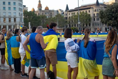 İspanya 'da Barcelona' daki Plaza Catalunya 'da Ukrayna' yı desteklemek için toplanın. 08 / 24 / 2024