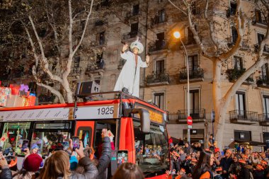 Karnavallı Üç Kralın Şöleni. Barselona 05.01.2025 