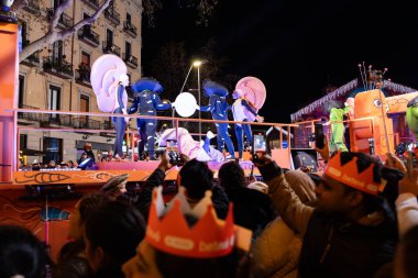 İspanya 'da sanatçılarla yapılan karnaval sokak geçidi. Barselona, İspanya Üç Kralın Ziyafeti 05.01.2025