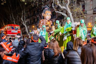 Üç Krallar Günü kutlaması bir karnaval geçit töreniyle. Barselona, 05.01.2025