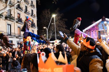 İspanya 'daki karnaval. Dev bebekler. Üç Kral Barselona Şöleni İspanya 05.01.2025