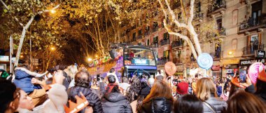 İspanya 'daki Three Kings otobüsünün renkli karamelli karnavalı. Barselona İspanya 01.05.2025