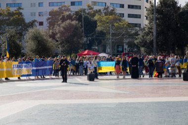 Protestocular ellerinde Ukrayna bayrakları ve sancakları tutuyorlar ve şehit askerleri bir dakikalık saygı duruşuyla onurlandırıyorlar. 1000 günlük savaş. Ukraynalıların Barselona 'daki mitingi, İspanya 25.11.2024
