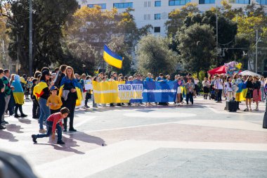 Ukrayna Şehir Meydanı 'ndaki 1000 günlük savaş gösterisinde. Ukraynalıların Barselona 'daki mitingi, İspanya 25.11.2024