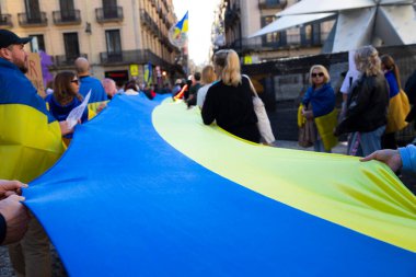 Savaşın en uzun Ukrayna Bayrağını elinde tutan aktivistler. Ukraynalıların Barselona 'daki mitingi, İspanya 25.11.2024