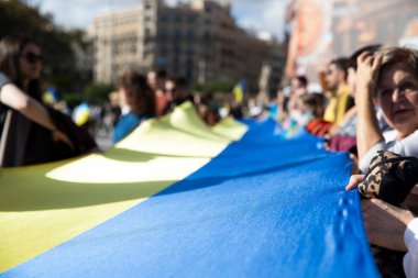 1000 günlük savaş gösterisinde Ukrayna Bayrağı var. Ukraynalıların Barselona 'daki mitingi, İspanya 25.11.2024