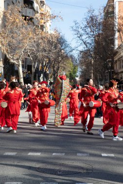 Ay Yeni Yıl Festivali için Kültürel Performans. Çinliler İspanya 'da Çin Yeni Yılı' nı kutluyorlar, Barselona 01.25.2025