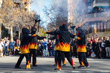 Bayram onuruna bir festivalde ateş çukurları yakmak. Çinliler İspanya 'da Çin Yeni Yılı' nı kutluyorlar, Barselona 01.25.2025