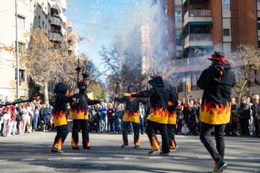 Bayram onuruna sokak festivalinde havai fişekleri yakmak. Çinliler İspanya 'da Çin Yeni Yılı' nı kutluyorlar, Barselona 01.25.2025