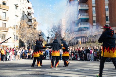 Sokak Festivali Kalabalığı Çin Yeni Yılı 'nın tadını çıkarıyor. Çinliler İspanya 'da Çin Yeni Yılı' nı kutluyorlar, Barselona 01.25.2025