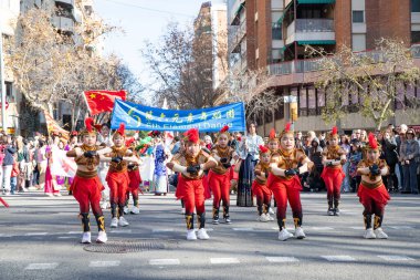 Sanatçılar Çin dansının unsurlarını gösterirler. Çinliler Çin 'in yeni yılını İspanya' da kutluyorlar, Barselona 25.01.2025