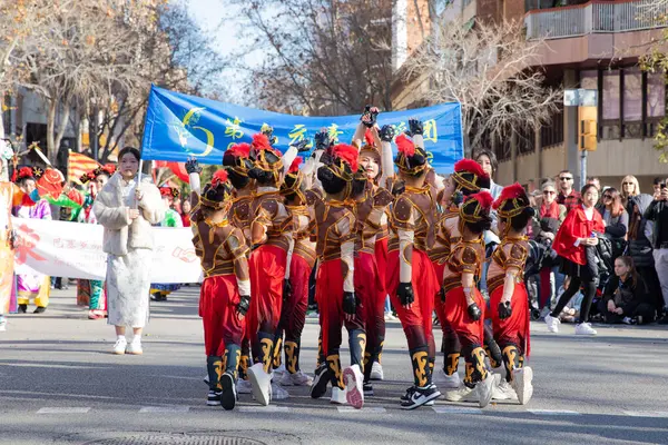 Çinli kızlar kırmızı ulusal kostüm içinde dans ediyor ve kültürü tanıtıyorlar. Çinliler Çin 'in yeni yılını İspanya' da kutluyorlar, Barselona 25.01.2025