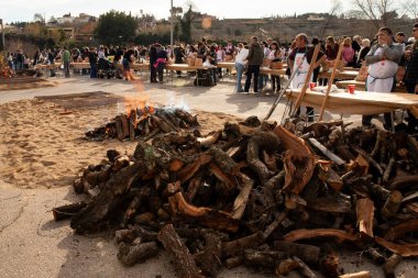 Rustic Calotada BBQ with Friends. Grilled Calots at Catalan Festival in Valls, Spain 26.01.2025 clipart