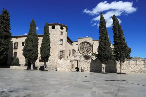 Sant Cugat Manastırı 'nın ortaçağ kulesi, tarih ve güzelliğin bir karışımı.