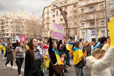 3 yıllık savaş meydanında Ukrayna gösterisi. Ukraynalıların Barselona 'daki mitingi 23.02.2025