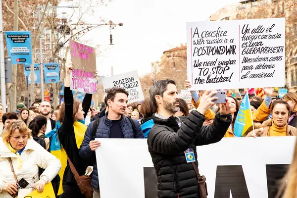 Ukraynalılar ve İspanyollar, savaşın 3. yılının onuruna posterlerle toplantıdalar. Ukraynalıların Barselona 'daki mitingi 23.02.2025