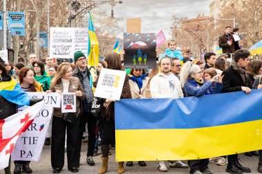 Ukraynalılarla birlikte Avrupalılar ve diğer uluslar Ukrayna 'nın mitingine ulusal sembollerle destek verdiler. Rusya 'nın Ukrayna' yla üç yıllık savaşı. İspanya Barselona 23.02.2025