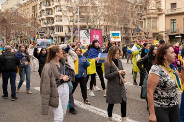 Ukraynalılarla birlikte Avrupalılar ve diğer uluslar Ukrayna 'nın mitingine ulusal sembollerle destek verdiler. Rusya 'nın Ukrayna' yla üç yıllık savaşı. İspanya Barselona 23.02.2025