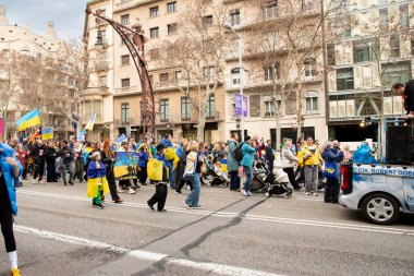 Ukraynalılarla birlikte Avrupalılar ve diğer uluslar Ukrayna 'nın mitingine ulusal sembollerle destek verdiler. Rusya 'nın Ukrayna' yla üç yıllık savaşı. İspanya Barselona 23.02.2025