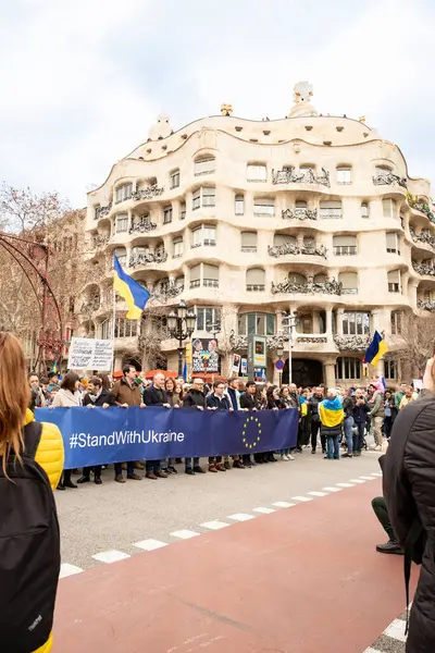 Ukraynalılarla birlikte Avrupalılar ve diğer uluslar Ukrayna 'nın mitingine ulusal sembollerle destek verdiler. Rusya 'nın Ukrayna' yla üç yıllık savaşı. İspanya Barselona 23.02.2035