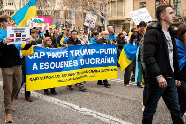 Ukraynalılarla birlikte Avrupalılar ve diğer uluslar Ukrayna 'nın mitingine ulusal sembollerle destek verdiler. Rusya 'nın Ukrayna' yla üç yıllık savaşı. İspanya Barselona 23.02.2025