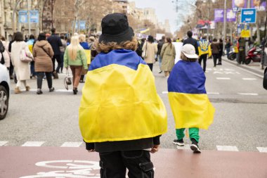 Ukrayna 'da 3 yıl süren savaşın onuruna Katalonya sokaklarında posterleri ve bayrakları olan Ukrayna gösterileri. Ukraynalıların Barselona 'daki mitingi 23.02.2025
