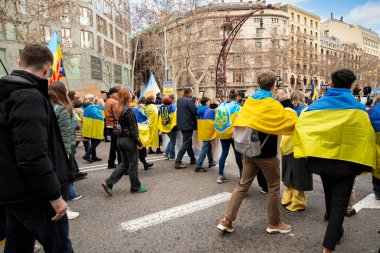 Ukrayna 'da 3 yıl süren savaşın onuruna Katalonya sokaklarında posterleri ve bayrakları olan Ukrayna gösterileri. Ukraynalıların Barselona 'daki mitingi 23.02.2025
