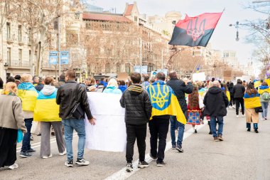 Ukrayna 'da 3 yıl süren savaşın onuruna Katalonya sokaklarında posterleri ve bayrakları olan Ukrayna gösterileri. Ukraynalıların Barselona 'daki mitingi 23.02.2025