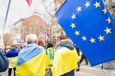 Ukrayna 'da 3 yıl süren savaşın onuruna Katalonya sokaklarında posterleri ve bayrakları olan Ukrayna gösterileri. Ukraynalıların Barselona 'daki mitingi 23.02.2025