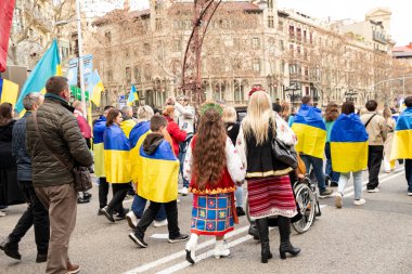 Ukrayna 'da 3 yıl süren savaşın onuruna Katalonya sokaklarında posterleri ve bayrakları olan Ukrayna gösterileri. Ukraynalıların Barselona 'daki mitingi 23.02.2025