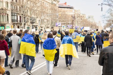 Ukrayna 'da 3 yıl süren savaşın onuruna Katalonya sokaklarında posterleri ve bayrakları olan Ukrayna gösterileri. Ukraynalıların Barselona 'daki mitingi 23.02.2025