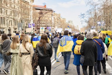Ukrayna 'da 3 yıl süren savaşın onuruna Katalonya sokaklarında posterleri ve bayrakları olan Ukrayna gösterileri. Ukraynalıların Barselona 'daki mitingi 23.02.2025