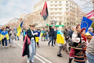 Ukrayna 'da 3 yıl süren savaşın onuruna Katalonya sokaklarında posterleri ve bayrakları olan Ukrayna gösterileri. Ukraynalıların Barselona 'daki mitingi 23.02.2025
